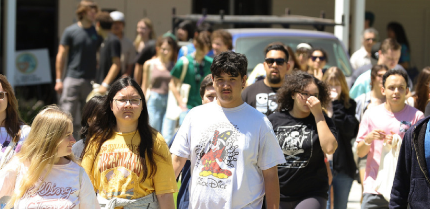 Students walk on campus for New Student Welcome fall 2023.